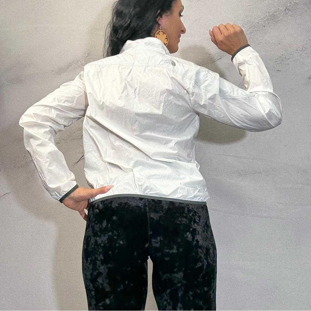 The North Face Women's Silver light heavyweight Jacket - Picture 3 of 6